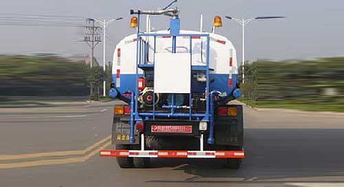东风145护栏清洗车