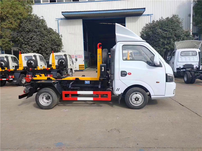 东风途逸汽油3方车厢可卸式垃圾车