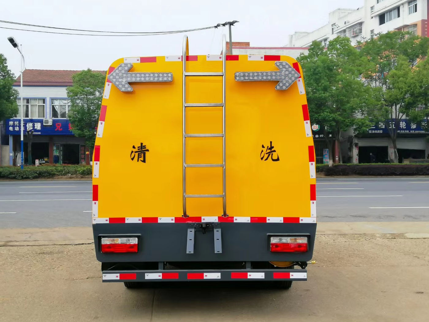 多利卡3方护栏清洗车
