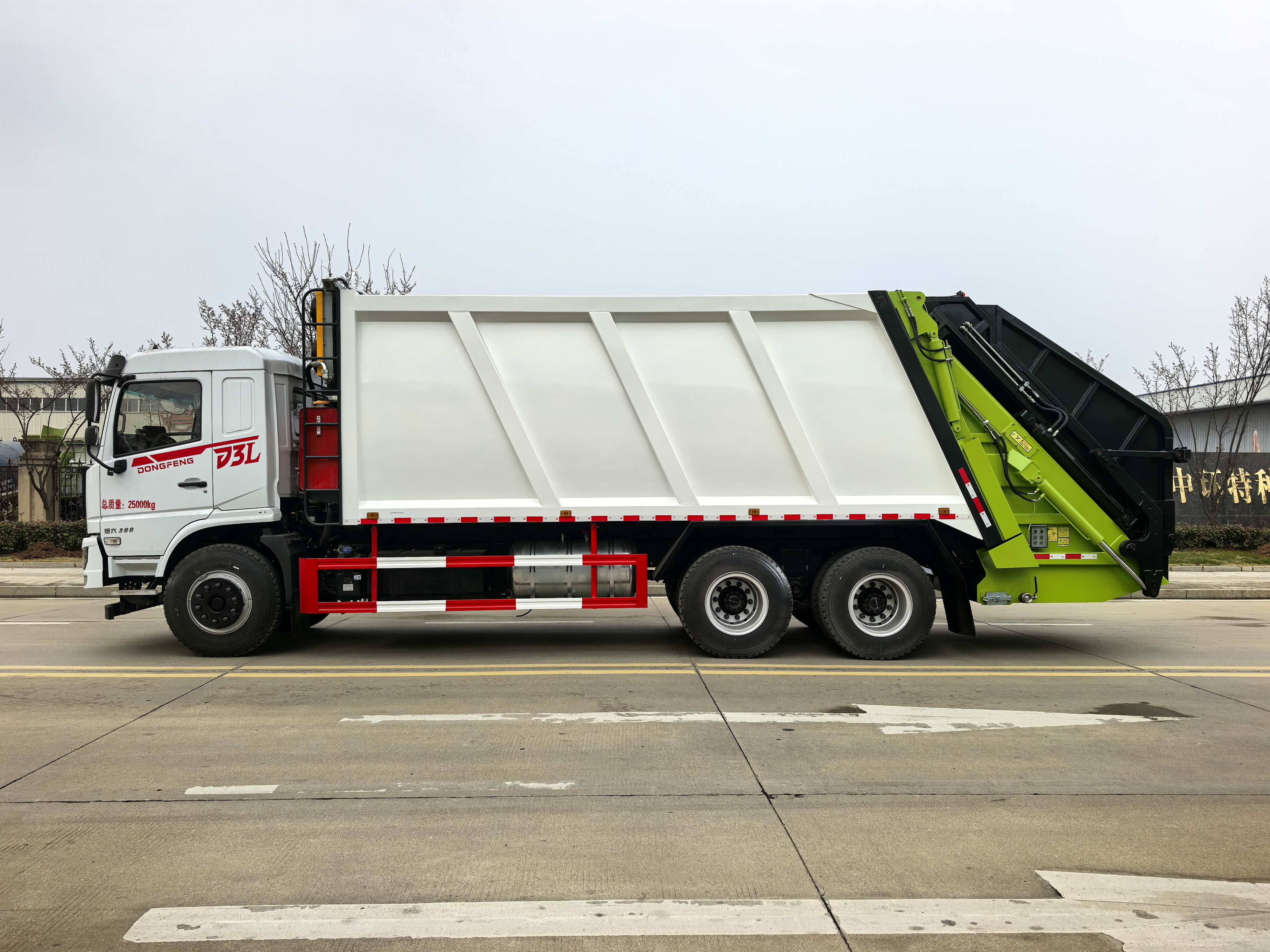 东风天龙后双桥26方压缩垃圾车